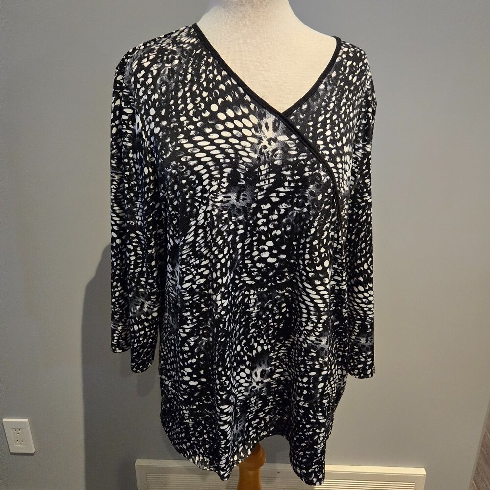 Vamp Women’s Abstract Polka Dot Surplice Top | Size XL | Black/White